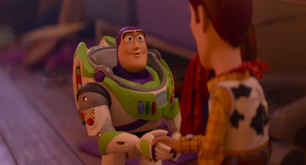 Baz Lajtir razgovara sa Vudijem u sceni iz filma Toy Story 5.