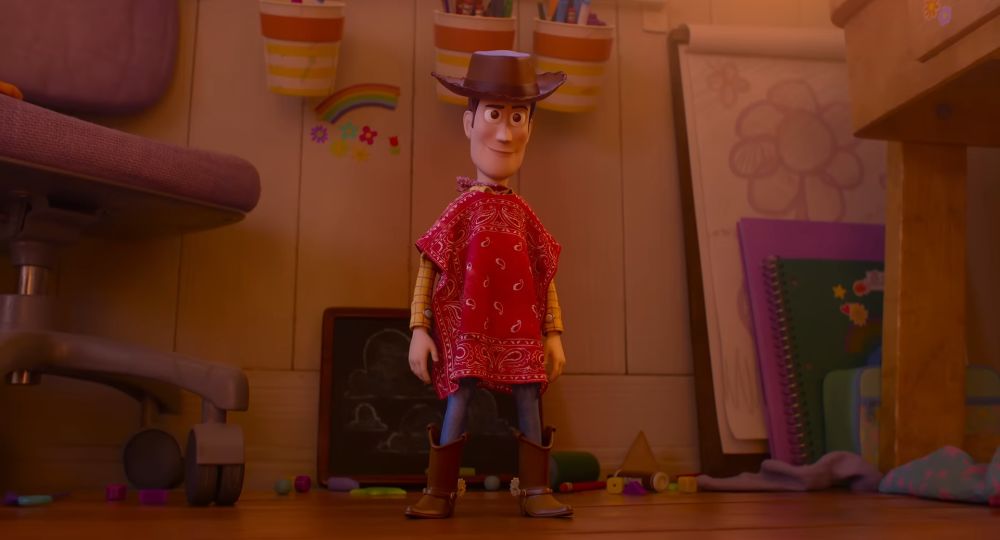 Vudi sa crvenom maramom stoji u dečjoj sobi u sceni iz filma Toy Story 5.