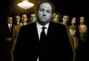 Toni Soprano u crno-belom prikazu, okružen ostalim likovima iz serije The Sopranos na zlatnoj pozadini.