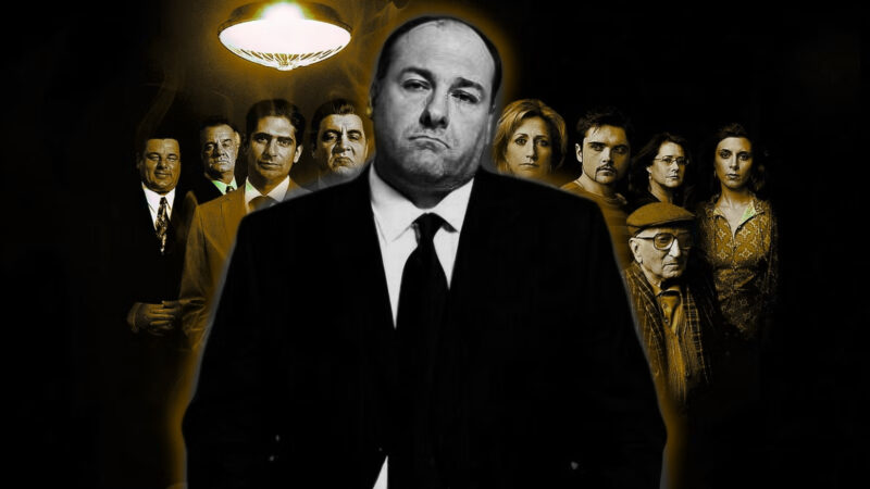 Toni Soprano u crno-belom prikazu, okružen ostalim likovima iz serije The Sopranos na zlatnoj pozadini.