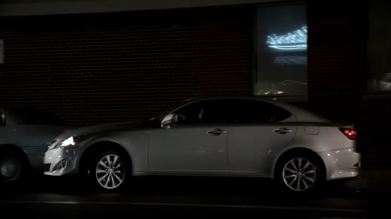 Medou u završnoj epizodi vozi Lexus IS 250, model koji je japanski proizvođač predstavio 2005. godine.
